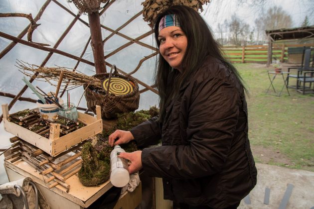 Tautodailininkė A. Bražėnaitė-Boliauskienė mėgsta įvairią kūrybą: nuo keramikos iki šiaudinių žaislų. (T. Šiaudinio nuotr.)