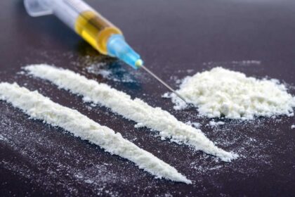 Kriminalistai Panevėžyje demaskavo narkotikų platinimo punktą ir dėl neteisėto disponavimo narkotinėmis medžiagomis sulaikė tris asmenis.