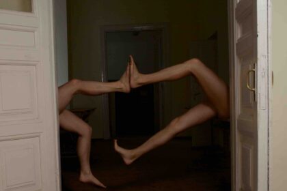 Vyrų aktų fotografijos lietuviams kol kas neįprastas, audringas emocijas ar netgi nepatogumą keliantis reiškinys.