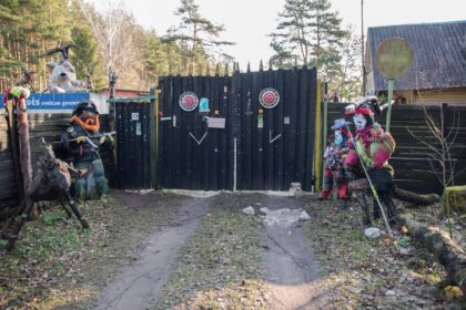 Užsukus į greta Kaimiškio pamiškėje įsikūrusią Albino Šukio sodybą pasijunti lyg mistiniame filme, o siaubo elementų, čia įneša kankinamų gyvūnų epizodai.