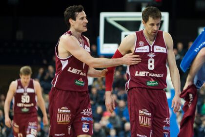 LKL čempionate Panevėžio „Lietkabelio“ komanda (22/9) namuose po permainingos kovos 94:90 (21:24, 25:20, 17:25, 31:21) palaužė Utenos „Juventus“ (16/15) klubą.