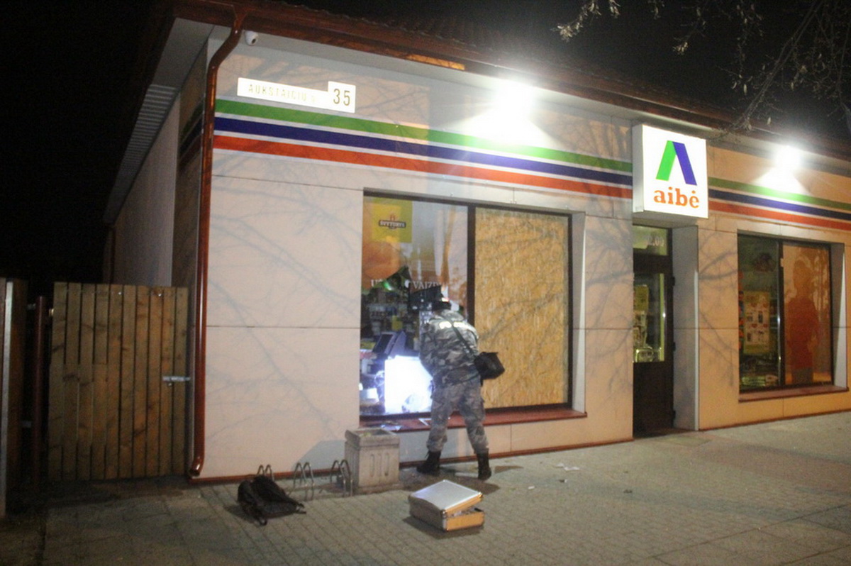 Naktį į sekmadienį alkoholio ištroškę ilgapirščiai antrą naktį iš eilės brovėsi į tą pačią parduotuvę Panevėžyje, tačiau nesibodėjo vagys šį savaitgalį ir rankines pakraustyti.