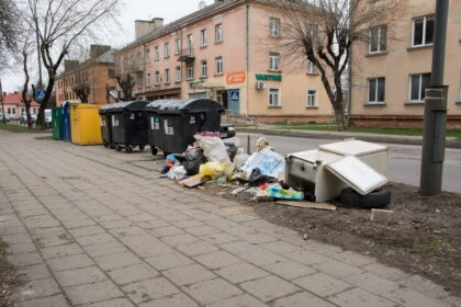 Įprastą Panevėžyje vaizdą, kai prie šiukšlių konteinerių stūkso kalnai suverstų senų rakandų, lapų ir net maisto atliekų, Savivaldybė tikisi suvaldyti mieste pertvarkydama visą atliekų surinkimo schemą.
