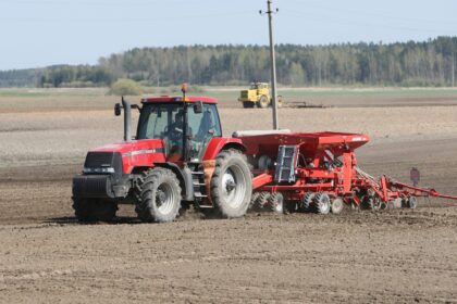 „Vyriausiasis agronomas“ danguje, rodos, negirdi ūkininkų dejonių. Vėluojanti šiluma sustabdė javų, daržovių vegetaciją, būgštauja ir gyvulių augintojai.