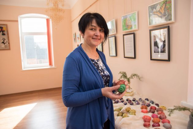 Vabalninko bendruomenės pirmininkė Dalia Strautinienė su Vitenės Repšienės margučiais.