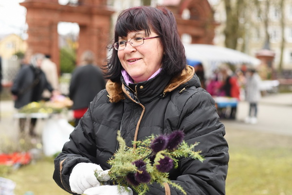 Panevėžietei Vidai šventinių puokštelių rišimas – tikra atgaiva širdžiai. M. BLINSTRUBYTĖS nuotr.