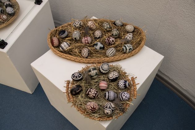 Dauguma tautodailininkės margučių - tamsių spalvų. Tai, pasak moters, padeda sukurti prabangos įspūdį. T. Šiaudinio nuotr.