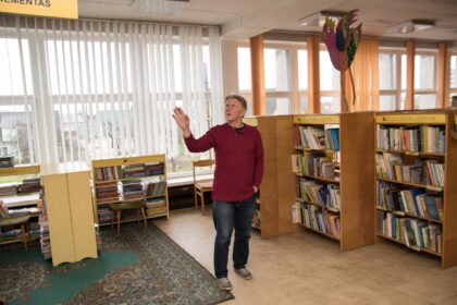 Panevėžio vaikų bibliotekoje per lietų telkšančios balos ir išrikiuoti kibirai jau nebėra didžiausia jos gėda. Įstaiga prasmirdo kanalizacija.