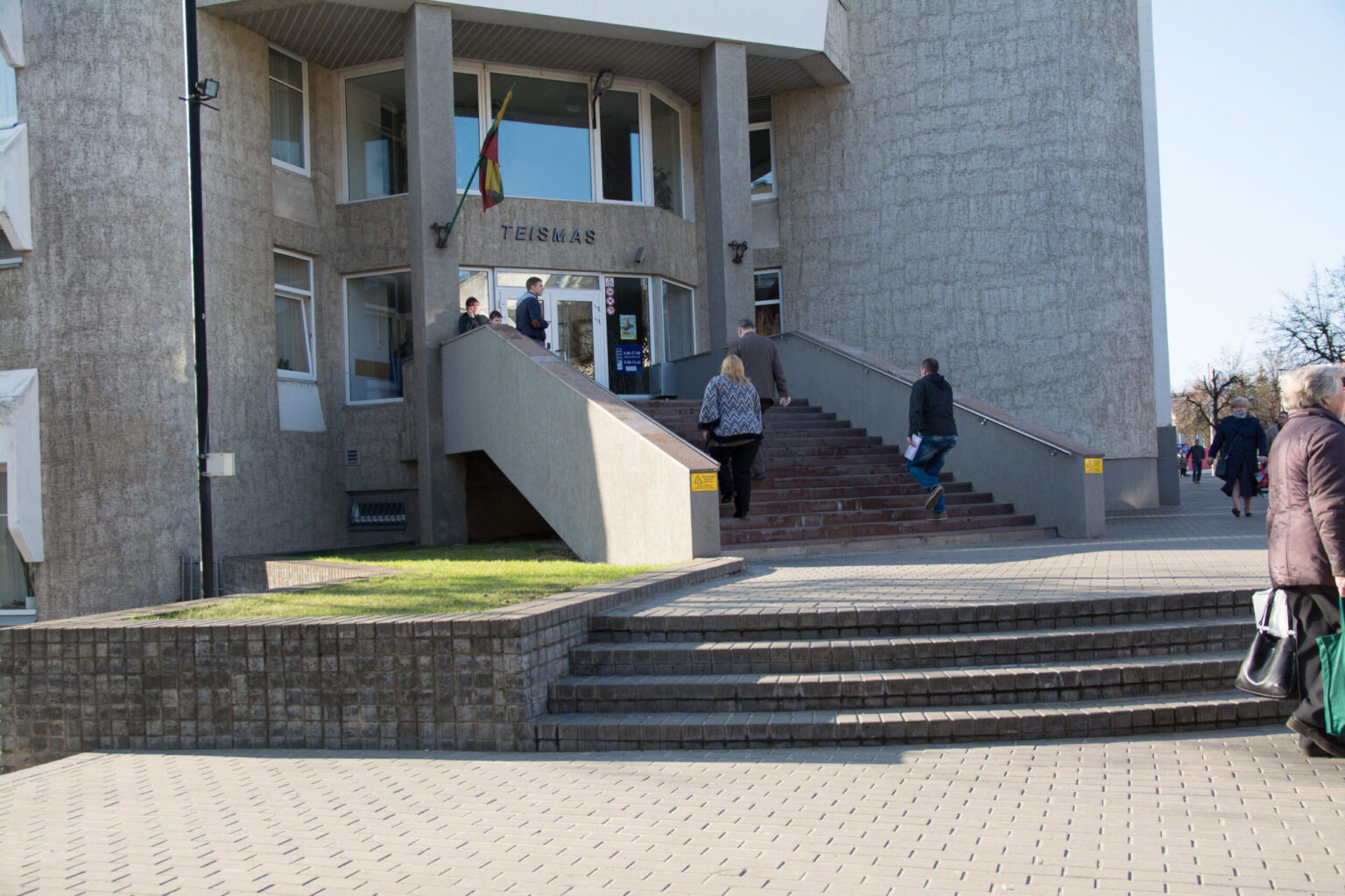 Panevėžio apylinkės teismą pirmadienį šturmavo „Aro“ pareigūnai, ieškodami sprogmens. Pranešimo, kad išlėks į orą, teismas sulaukė dar praėjusią savaitę.