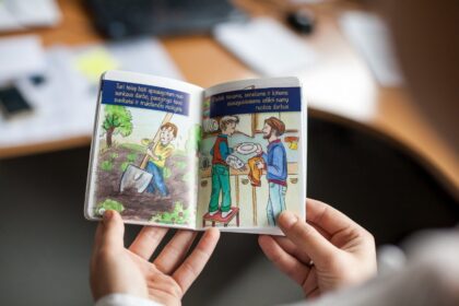 Panevėžio miesto savivaldybės administracijos Vaiko teisių apsaugos skyrius 5-ųjų klasių moksleiviams nemokamai dalins Vaiko konstituciją.