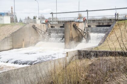 „Ekrano“ marių užtvankoje išgelbėtą moterį galima vadinti laimės kūdikiu. Su stipria vandens srove ji galynėjosi įsitvėrusi metalinių konstrukcijų.