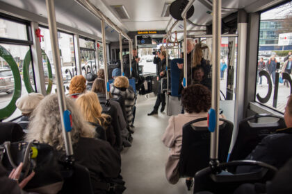 Didėjantis oro užterštumas verčia ieškoti naujų kasdienių judumo būdų. Vienas iš jų – kelionės elektra varomais viešojo transporto autobusais.