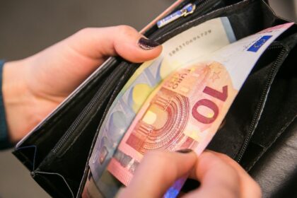 Nors pranešimai apie apgautuosius telefoninių sukčių skelbiami kone kas dieną, garbaus amžiaus žmonės vis tiek patiki jų melagystėmis.