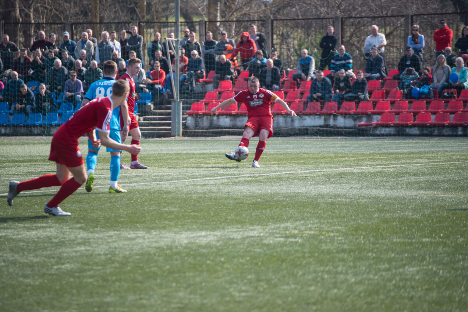 „Panevėžio“ futbolininkai namuose priėmė svečius iš uostamiesčio „Koralo“ ekipą. Su klaipėdiečiais pasidalinta po tašką, rungtynės baigėsi rezultatu – 1:1.