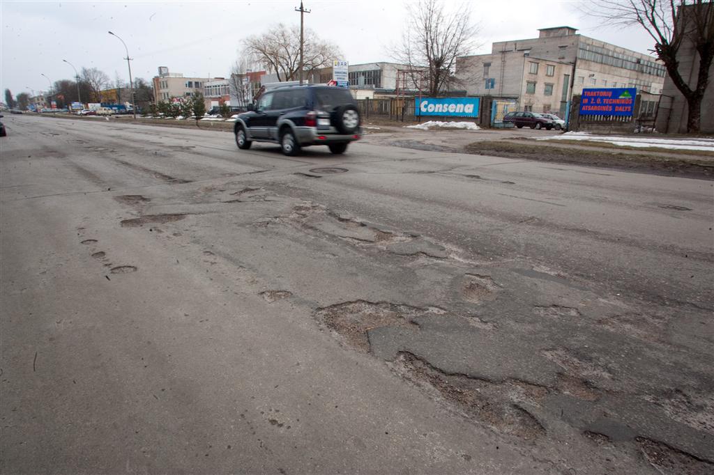 Panevėžio savivaldybės taryba patvirtino, kam bus naudojami daugiau kaip 2,23 mln. Eur, gauti iš Lietuvos automobilių kelių direkcijos gatvėms remontuoti.