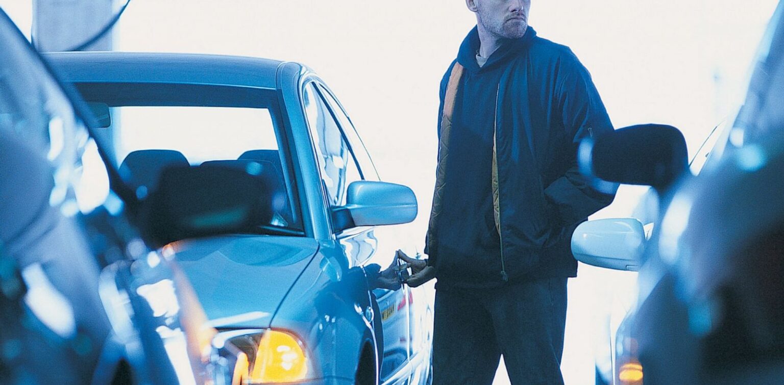 Trečiadienį vagišiai sėkmingai prasisuko po įmonėms priklausančias transporto priemones. Iš jų grobė viską ilgai nesirinkdami.