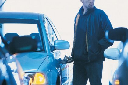 Trečiadienį vagišiai sėkmingai prasisuko po įmonėms priklausančias transporto priemones. Iš jų grobė viską ilgai nesirinkdami.