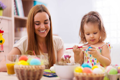 Kiaušinių dažymo būdų yra pačių įvairiausių, bet populiariausi yra du – tradicinis svogūnų lukštais ir ryškiaspalviais sintetiniais kiaušinių dažais.