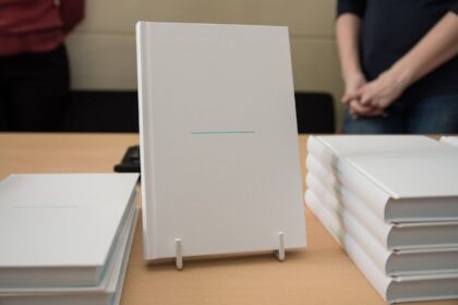 Neseniai pasirodžiusi knyga be pavadinimo, kurioje pasakojamos nusižudžiusiųjų artimųjų istorijos, sulaukė didelio susidomėjimo.