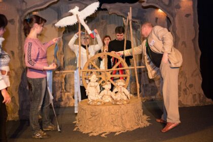 Nuo pirmadienio Panevėžio lėlių vežimo teatre šurmuliuojantys Ukrainos lėlininkai džiaugiasi turintys galimybę užmegzti draugystę su Lietuvos žiūrovu.