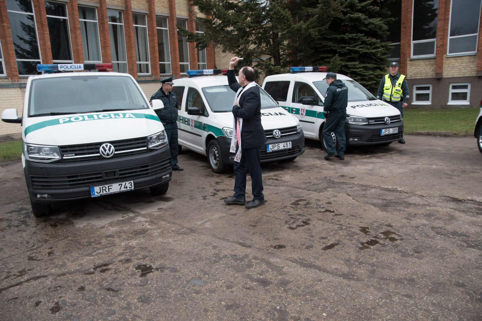 Panevėžio apskrities vyriausiasis policijos komisariatas prieš Velykas sulaukė dovanos – aštuonių naujų automobilių.