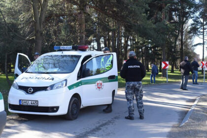 Teismas sprendžia dėl trijų jaunuolių, įtariamų sekmadienio naktį užpuolus tris vaikinus ir vieną jų mirtinai užtalžius kumščiais bei lazdomis, suėmimo.
