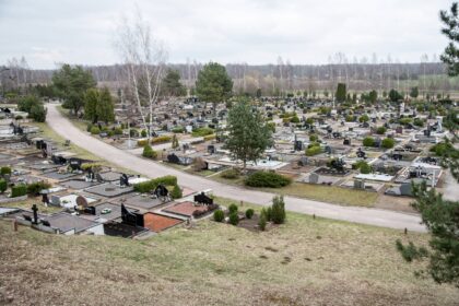 Panevėžyje per metus mirčių registruojant pusantro karto daugiau nei gimimų, miesto kapinėse esamų vietų naujoms kapvietėms pakaks vos trejetui mėnesių.
