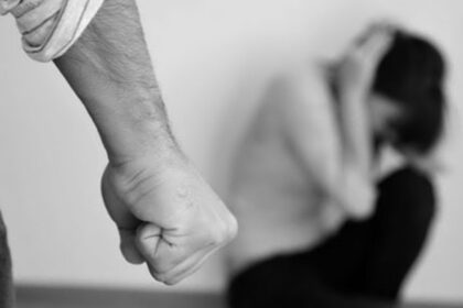 Nors policija kas dieną sulaukia pranešimų apie smurtą artimoje aplinkoje, vakar tokie įvykiai buvo išties aštrūs. Smurtautojai ne tik puolė aukas kumščiais, bet griebėsi ir peilių.