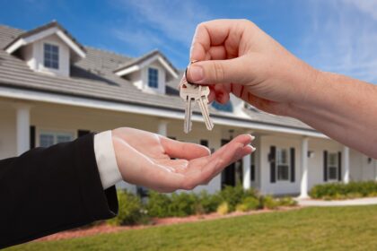 Nekilnojamojo turto rinkoje prasidėjo išaugęs pirkėjų aktyvumas, o pernykščius rodiklius aplenkė tiek šių metų kovo, tiek bendri ketvirčio rezultatai.