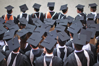 Kai kurie universitetai trečdalį valstybės skiriamo finansavimo panaudoja ūkio reikmėms, o studentams teskiria trisdešimt kelis eurus už aukštus pasiekimus.