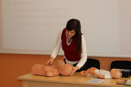 KTU verslo ekonomikos magistro studijų studentai su Visuomenės sveikatos biuru Panevėžio gyventojus pakvietė į renginį „Išgelbėk gyvybę“.