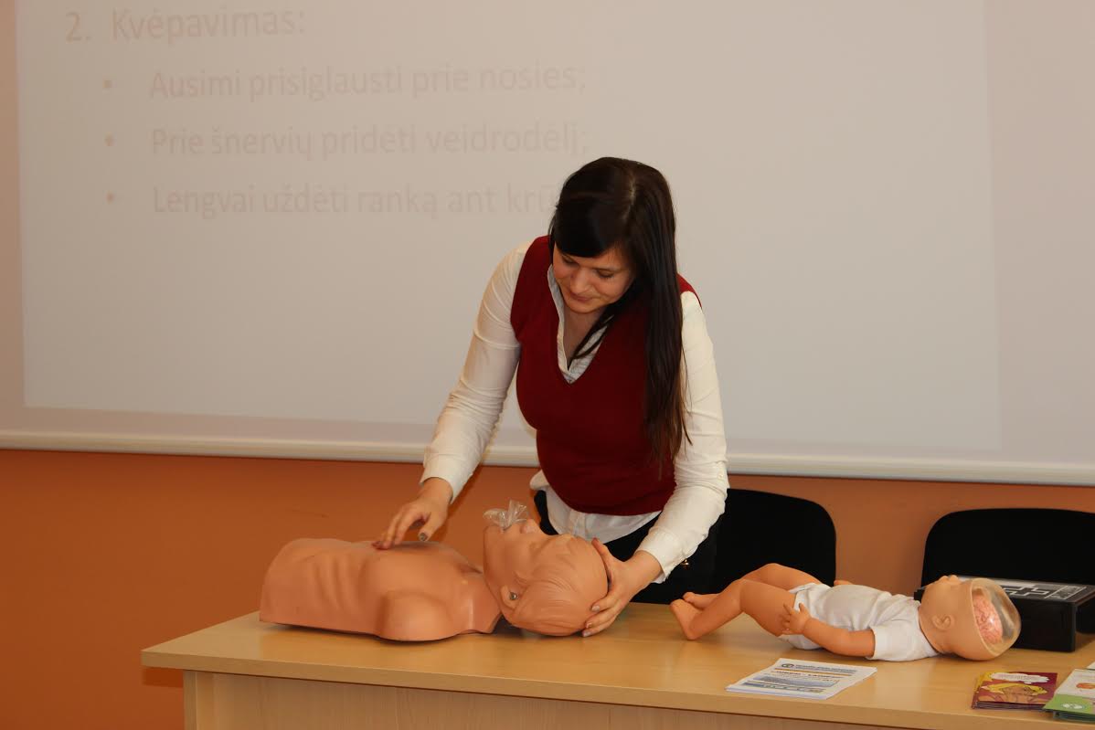 KTU verslo ekonomikos magistro studijų studentai su Visuomenės sveikatos biuru Panevėžio gyventojus pakvietė į renginį „Išgelbėk gyvybę“.