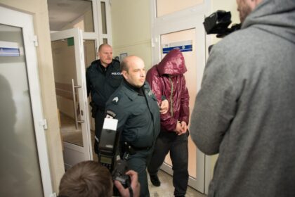 Įtariamieji brutalia žmogžudyste teismo lauks už grotų