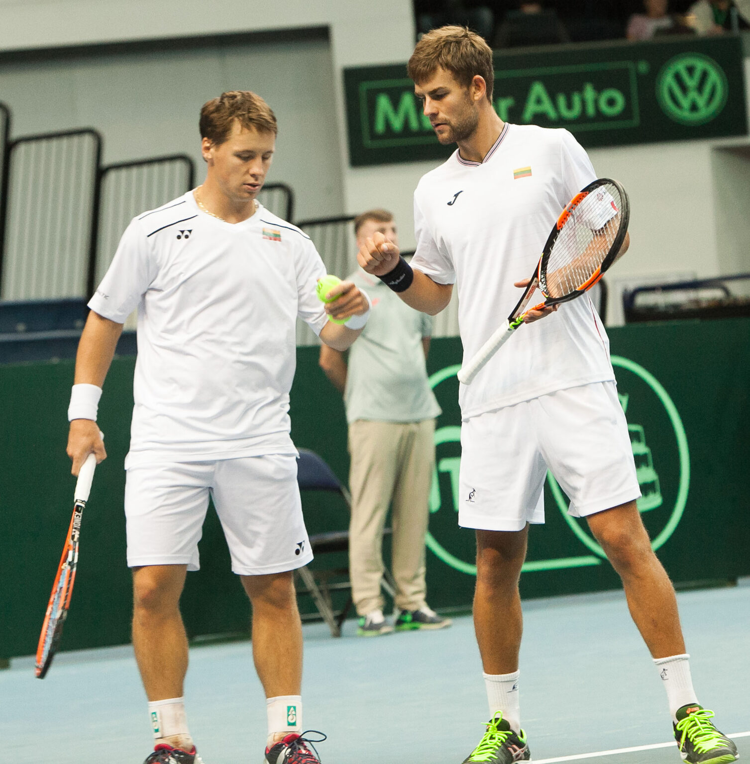 Lietuvos tenisininkai pradėjo pasirengimą Daviso taurės mačui prieš Gruzijos komandą. Tiesa, komandos planus kiek pakoregavo vėsesnis oras Tbilisyje.