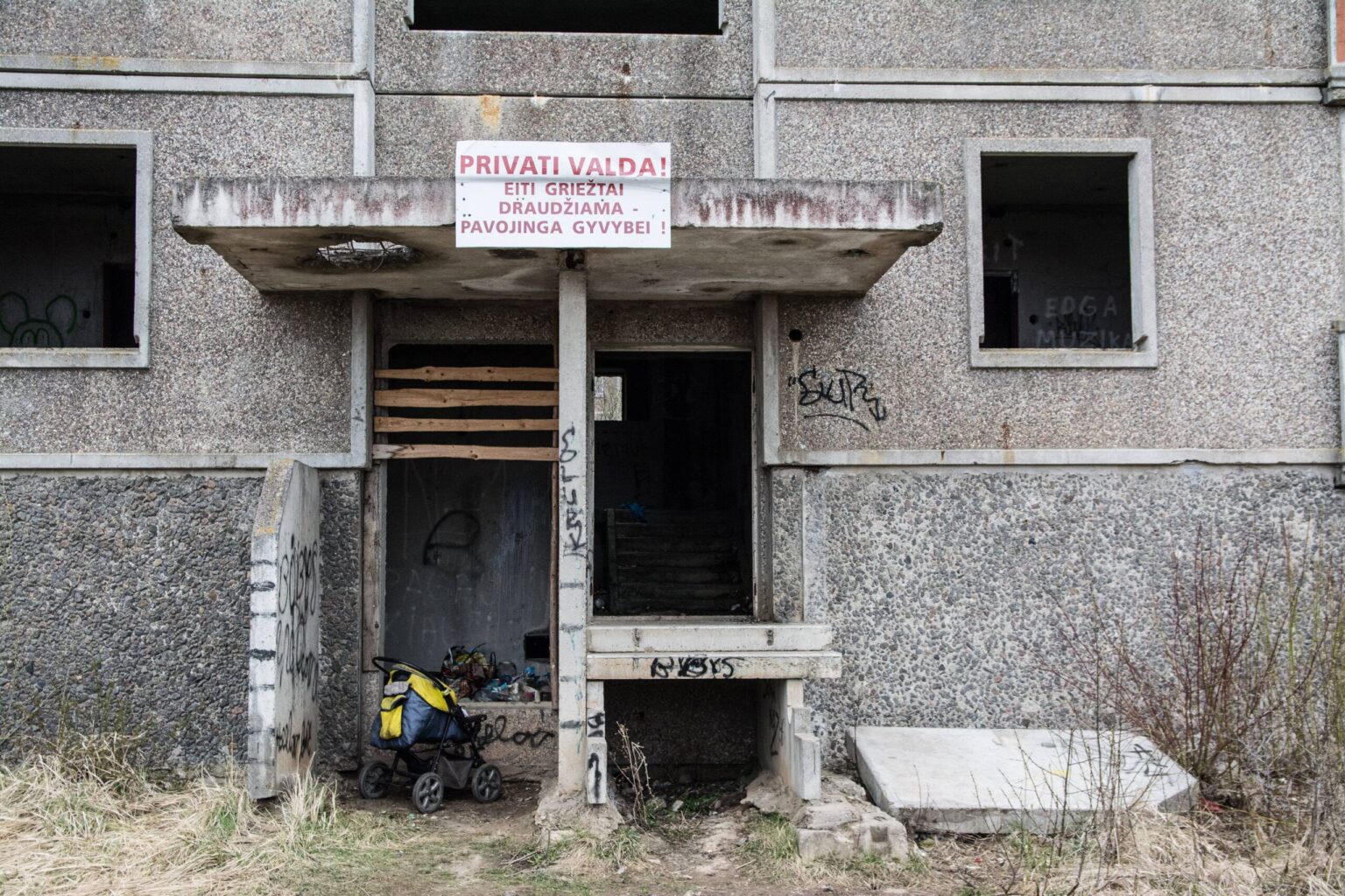 Prieš dvidešimt trejus metus Kniaudiškių gatvėje pradėtas statyti, bet nebaigtas daugiabutis kelią siaubą ne tik aplinkiniams gyventojams.