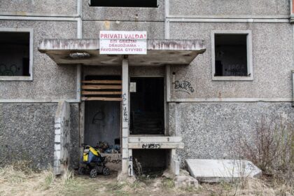 Prieš dvidešimt trejus metus Kniaudiškių gatvėje pradėtas statyti, bet nebaigtas daugiabutis kelią siaubą ne tik aplinkiniams gyventojams.