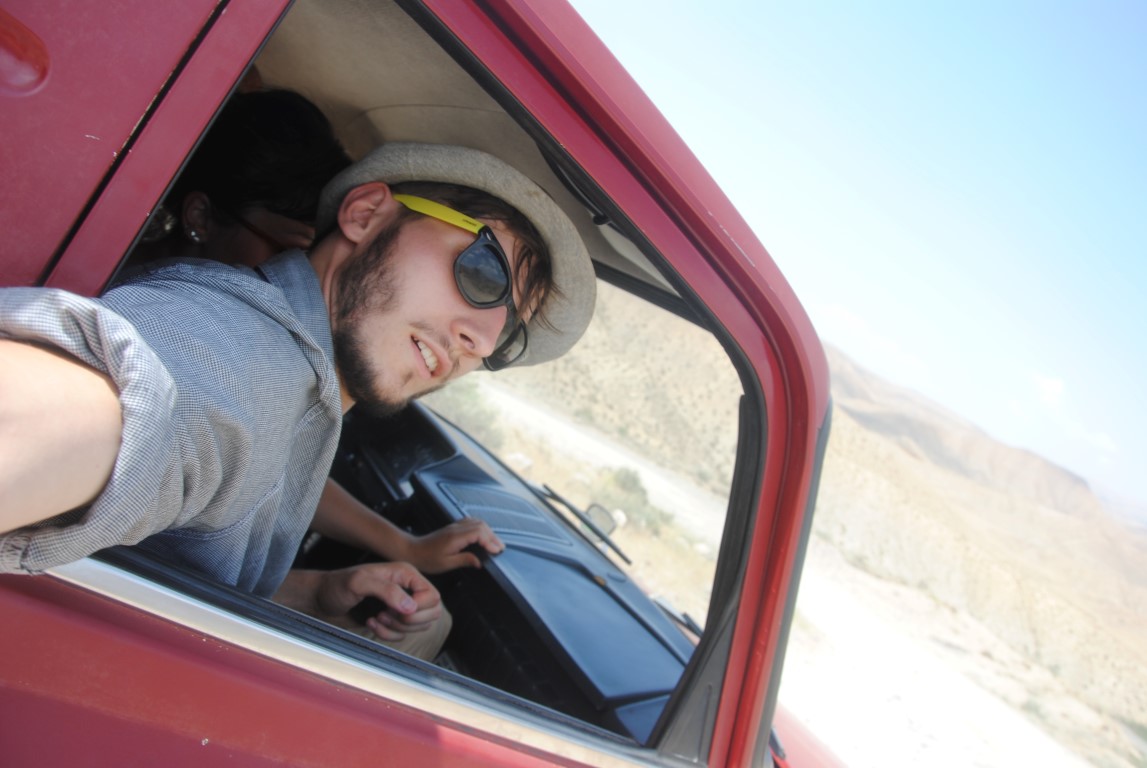 Pakeleivingus automobilius Jonui teko stabdyti ne tik miestuose, bet gūdžiuose Armėnijos kaimuose, kepinant 40 laipsnių temperatūrai. Tą kartą sustojusiam vairuotojui Jonas jaučiasi dėkingas iki šiol. 