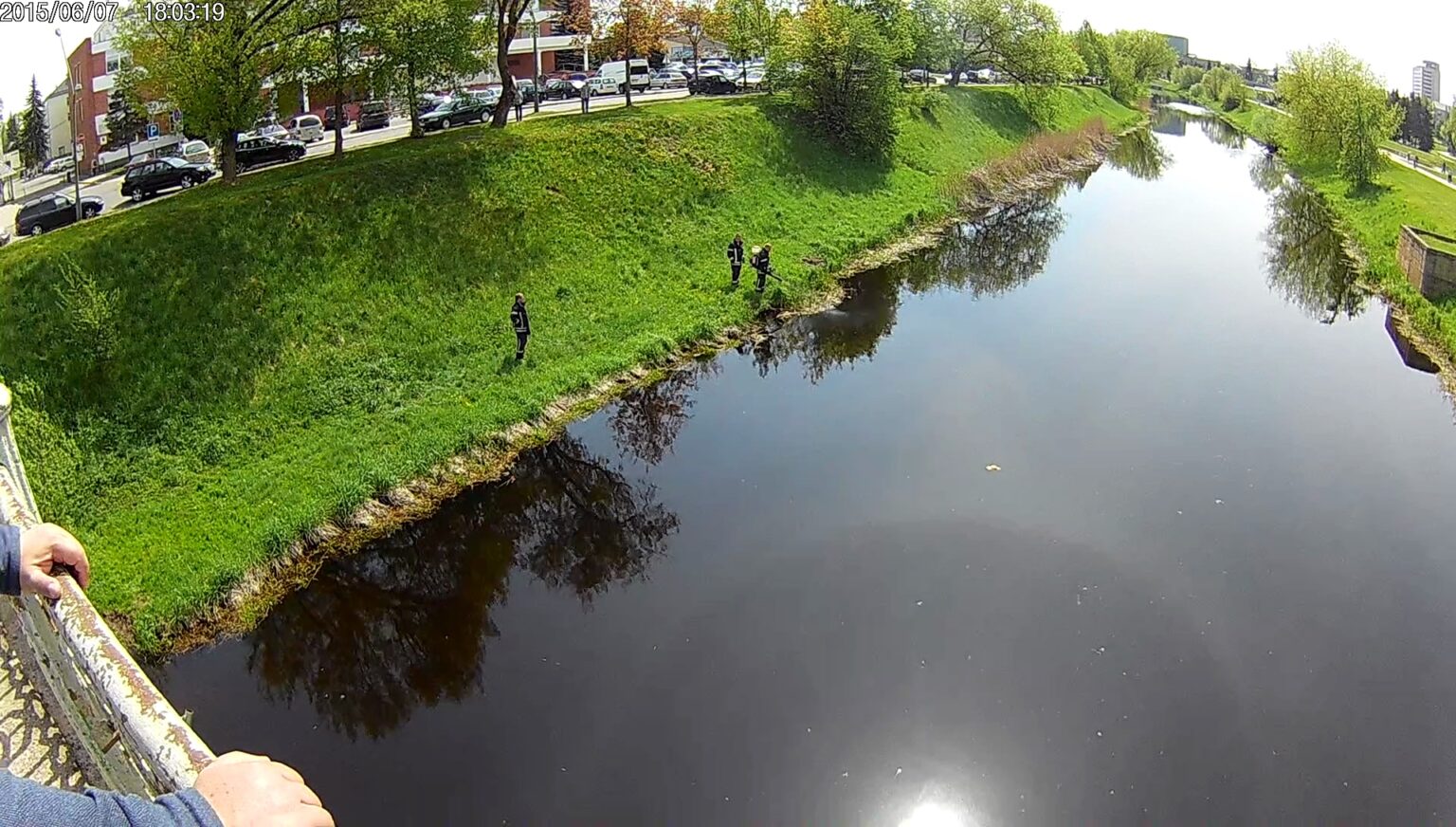 Aplinkosaugininkai pastarosiomis dienomis sulaukia daug pranešimų apie Nevėžio upėje neva pastebėtus teršalus – naftos produktus.
