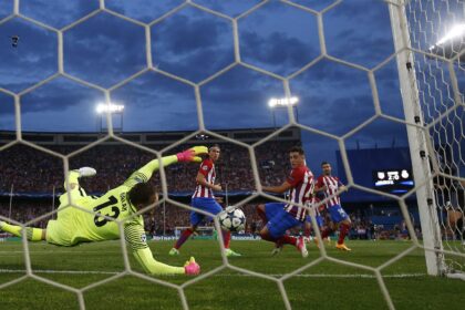 UEFA Čempionų lygos atsakomosiose pusfinalio rungtynėse Madrido „Atletico“ namuose 2:1 įveikė kitą Ispanijos sostinės klubą „Real“.