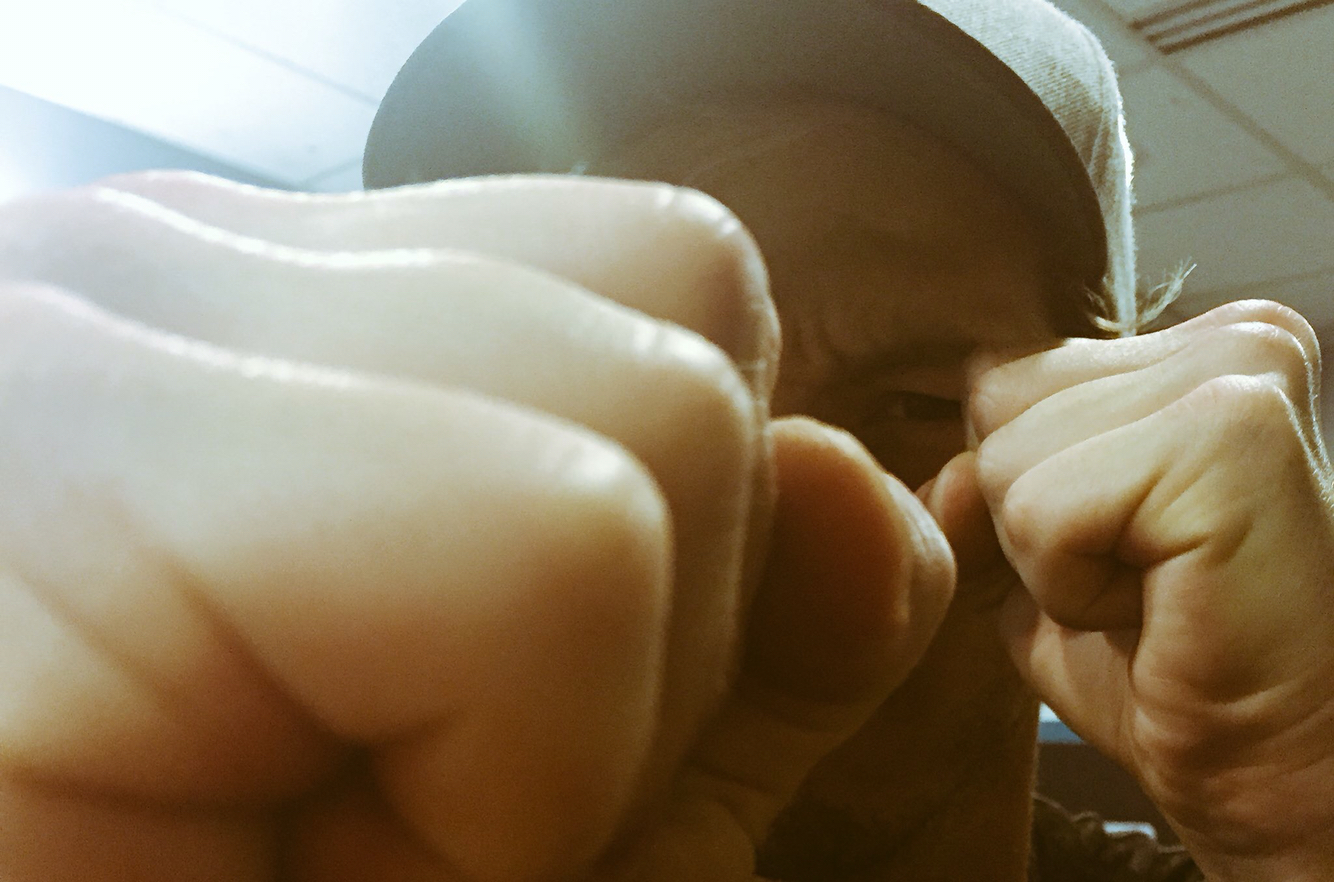 Smurtautojai neretai puola už save silpnesnius. Jie nevengia jėgos parodyti prieš apgirtusius asmenis ir vaikus.