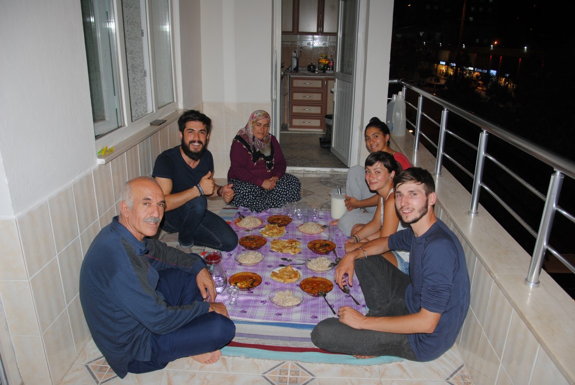 Viešėdamas pas draugą Sirte vaikinas stengėsi laikytis kurdų tradicijų, viena iš jų – valgyti sėdint ant žemės.