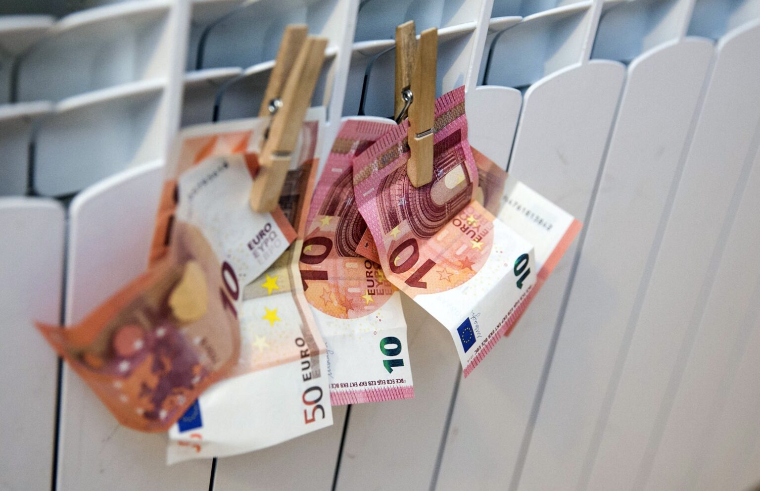 Panevėžio savivaldybėje vyko pasitarimas dėl šildymo sezono pabaigos. Lietuvos HMT kitą savaitę planuoja atvėsimą, todėl nuspręsta šildymo sezoną tęsti.