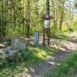 Iš trijų pusių Liaudės upės apsuptas, iš šiaurės pylimo saugomas, stačiais šlaitais įrėmintas Bakainių piliakalnis su savo pylimais, priešpiliu ir papiliu vienu žvilgsniu neaprėpiamas. T. ŠIAUDINIO nuotraukos