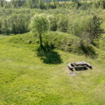 Iš trijų pusių Liaudės upės apsuptas, iš šiaurės pylimo saugomas, stačiais šlaitais įrėmintas Bakainių piliakalnis su savo pylimais, priešpiliu ir papiliu vienu žvilgsniu neaprėpiamas. T. ŠIAUDINIO nuotraukos