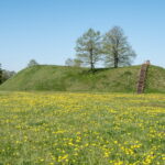 Iš trijų pusių Liaudės upės apsuptas, iš šiaurės pylimo saugomas, stačiais šlaitais įrėmintas Bakainių piliakalnis su savo pylimais, priešpiliu ir papiliu vienu žvilgsniu neaprėpiamas. T. ŠIAUDINIO nuotraukos