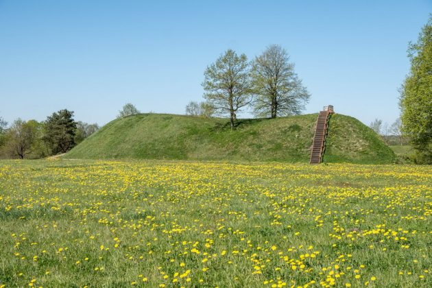 Iš trijų pusių Liaudės upės apsuptas, iš šiaurės pylimo saugomas, stačiais šlaitais įrėmintas Bakainių piliakalnis su savo pylimais, priešpiliu ir papiliu vienu žvilgsniu neaprėpiamas. T. ŠIAUDINIO nuotr. 