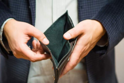 Sukčiai sugeba pinigus išvilioti ne tik iš garbingo amžiaus senolių, bet ir jaunesnių žmonių.