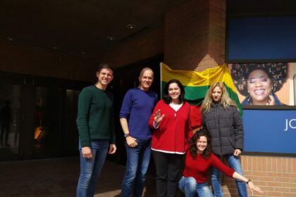 Juozo Miltinio dramos teatro aktoriai keliavo į Kanadą ir parodė Kalgario lietuvių bendruomenei spektaklį „Anė iš Žaliastogių“.