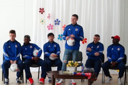 Prieš artėjantį Pirmos lygos sekmadienio mačą Utenoje gegužės 2-ąją FK „Panevėžys“ apsilankė Panevėžio kurčiųjų ir neprigirdinčiųjų pagrindinėje mokykloje.