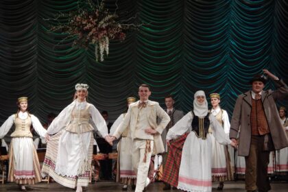 Koncertinę programą „Tai gražiai mane augino“ padovanojo Panevėžio bendruomenių rūmų vaikų ir jaunimo liaudiškų šokių ansamblis „Grandinėlė“.